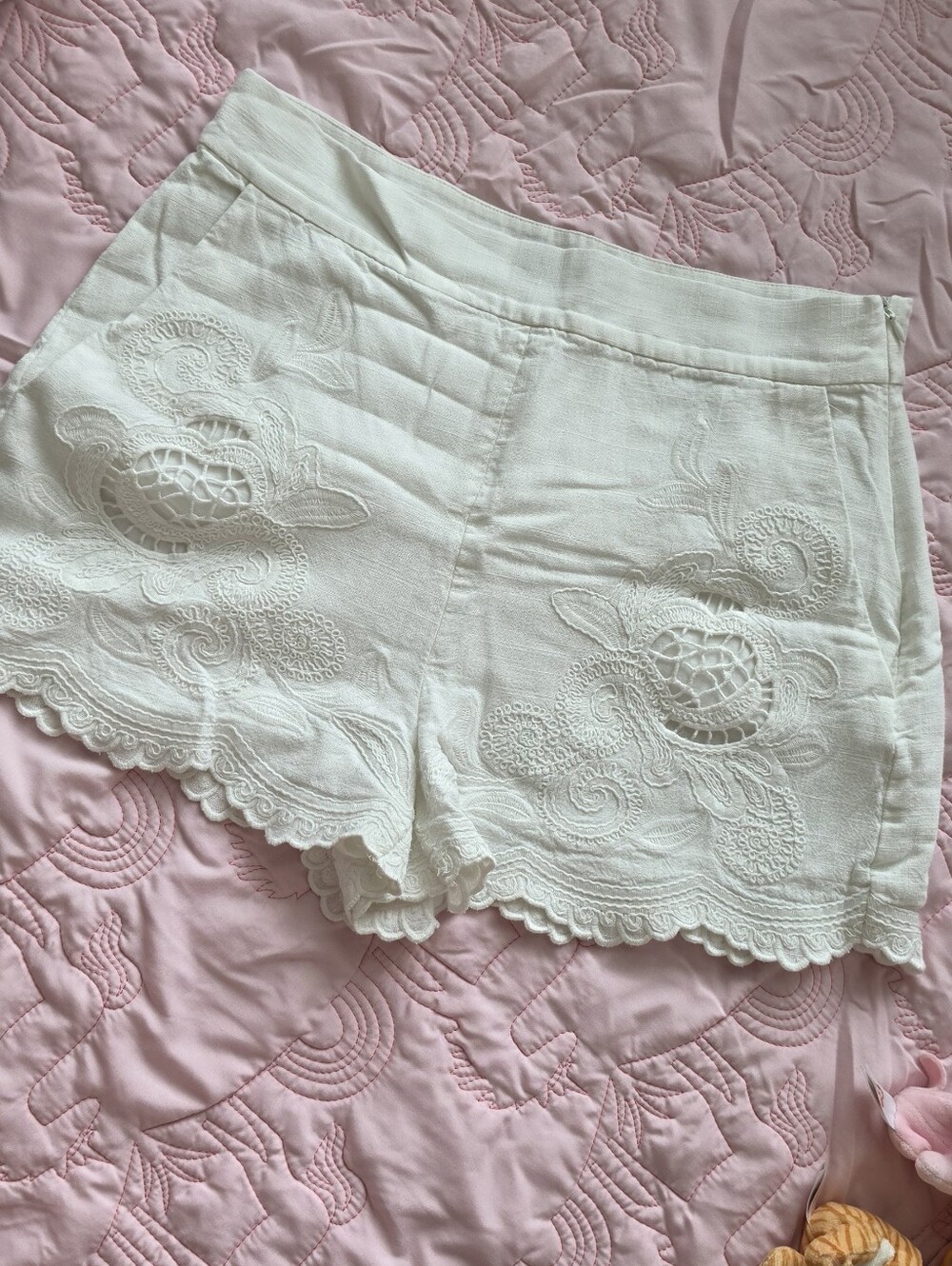 Zara White Embroidered Scallop-Hem Shorts